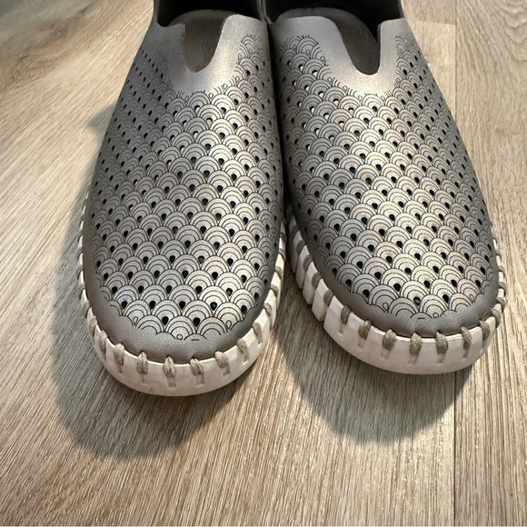 ISLE JACOBSEN Tulip Gray Slip-On Shoes - Picture 5 of 8